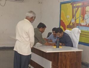 ప్రజావాణిలో  ఫిర్యాదులను స్వీకరిస్తున్న జిల్లా అదనపు కలెక్టర్ సంచిత్ గంగ్వర్.