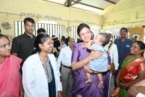 ఓ చిన్నారిని ఎత్తుకుని ఆడిస్తున్న కలెక్టర్